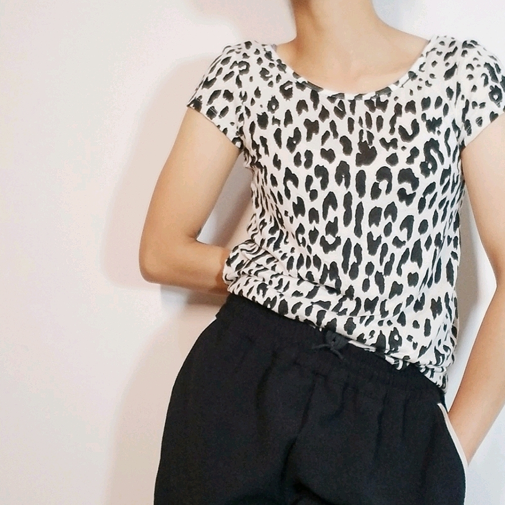 NWOT Sweden’s Gina Tricot Top Animal Print Short Sleeve Black White Blouse Chic